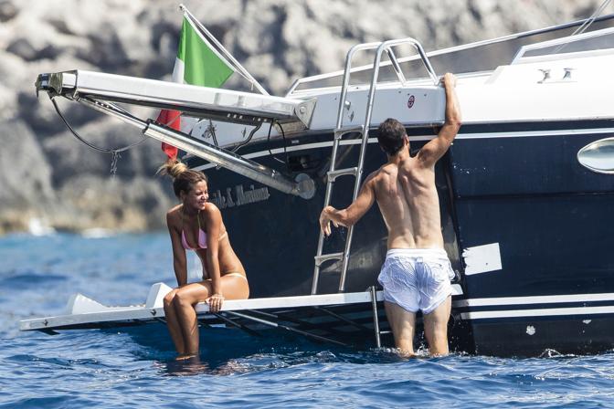 Il Pipita si diverte tuffandosi in acqua dall'imbarcazione, mentre la compagna lo osserva. Luca Contini Production
